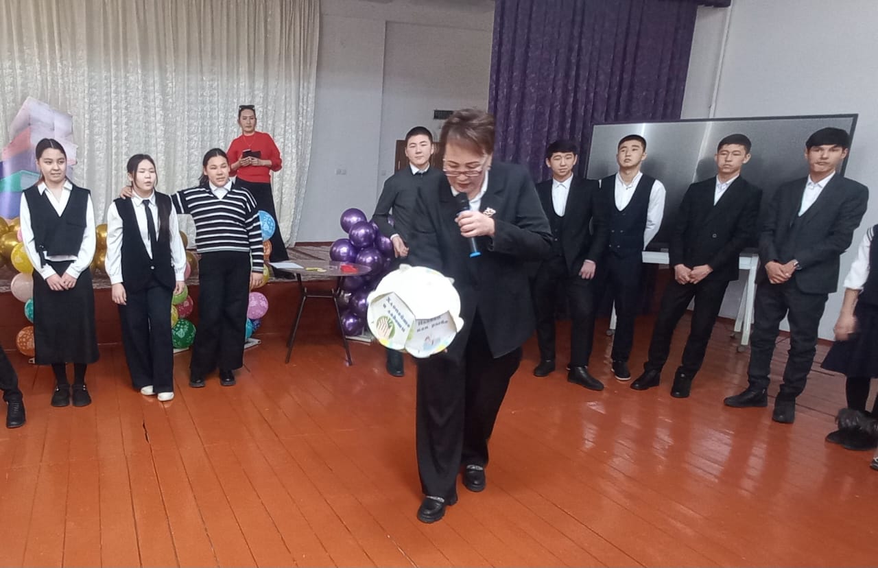 Жас жеткіншектердің  интеллектуалды дамып, кәсіби бағдарлануына   сыныптан тыс білім беру жүйесінің тигізер әсері мол.