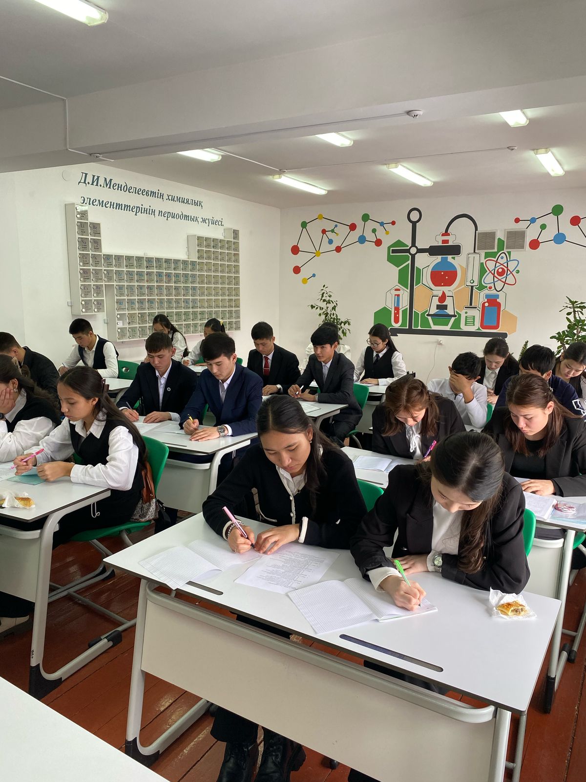 Оқушылардың  сауаттылығы мен іскерлігі, танымдық, логикалық сауаттылығын арттыруға арналған сұрақтар қойылып, ойындар ойнатылды.