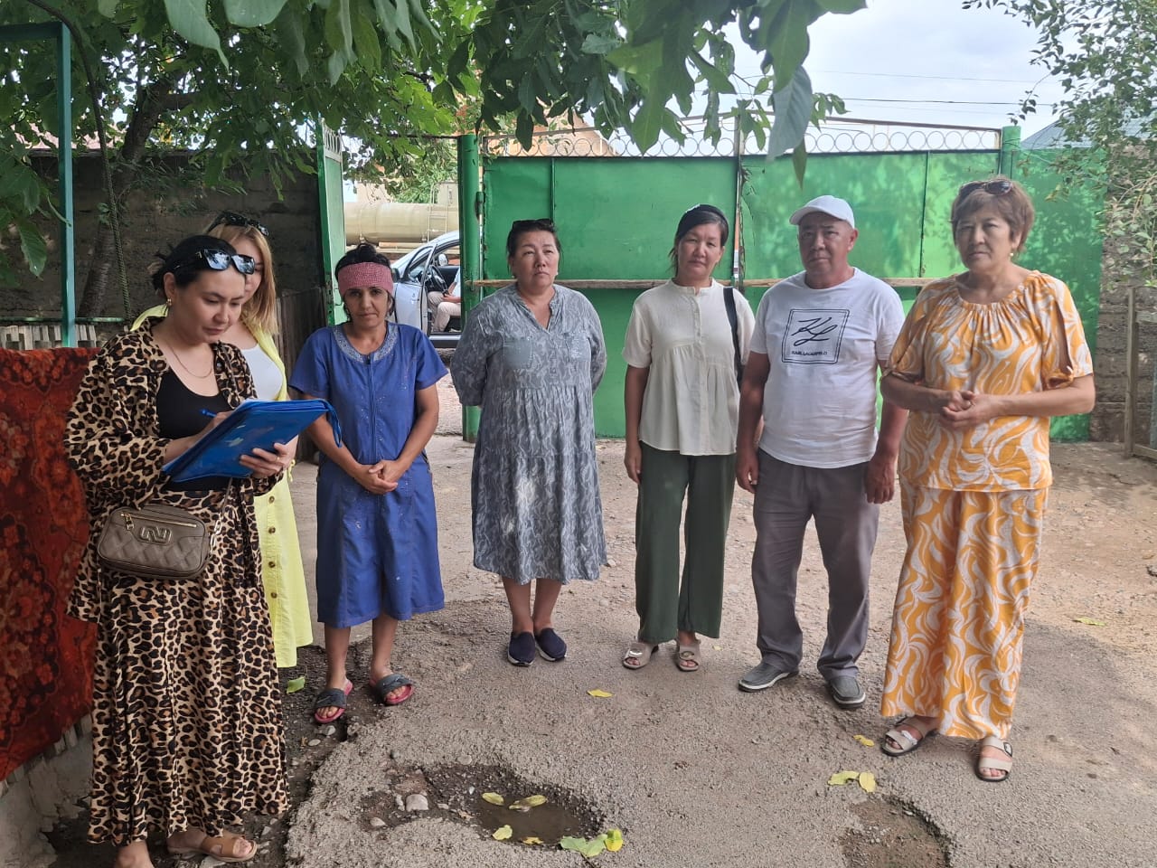 Қамқоршылық кеңес төрағасы және мүшелерінің аз камтылған отбасылардың үйін аралауы